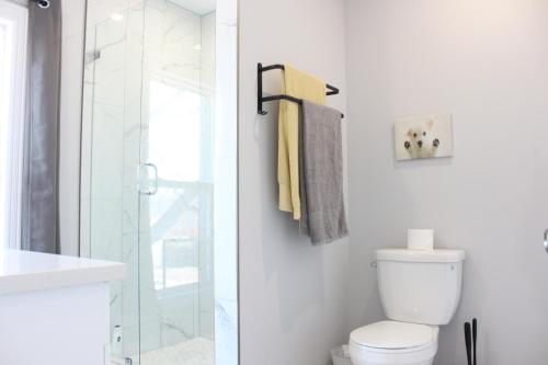 Ένα μπάνιο στο Stylish Home For A Perfect Stay for 4!