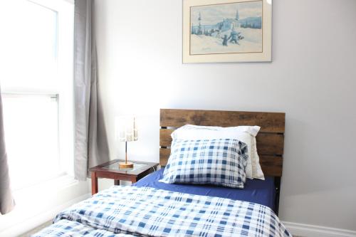Schlafzimmer mit einem Bett mit blau-weißer Bettwäsche in der Unterkunft Stylish Home For A Perfect Stay for 4! in Peterborough