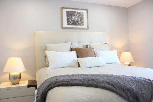 Ένα ή περισσότερα κρεβάτια σε δωμάτιο στο Stylish Home For A Perfect Stay for 4!