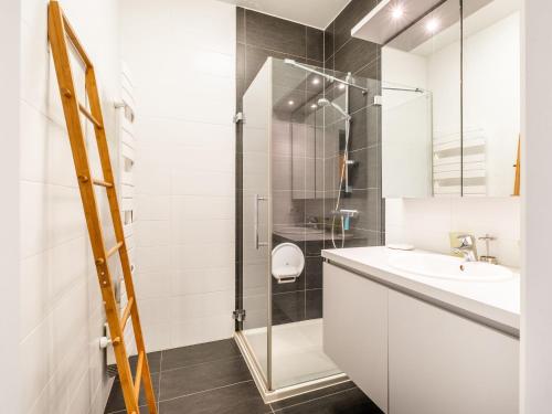 Ένα μπάνιο στο Apartment in St-Idesbald near the Beach