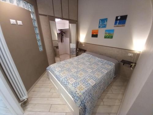 een kleine slaapkamer met een bed in een kamer bij Il faletto in Trani