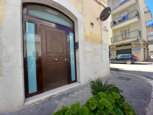 een bruine deur aan de zijkant van een gebouw bij Il faletto in Trani