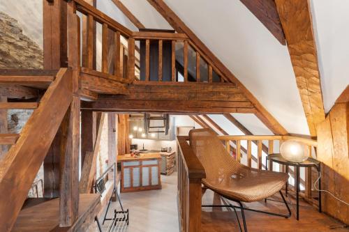 een loft met houten balken en stoelen in een kamer bij Hilltop Apartments - Old Town Kuninga in Tallinn