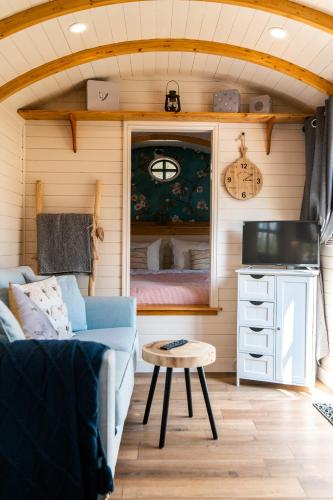 a living room with a couch and a table at Vakantiepark Vinkenhof in Schin op Geul