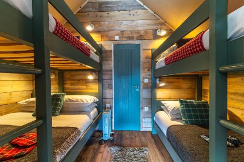 a bunk bed room with two bunk beds in a house at Llechwedd Glamping in Blaenau-Ffestiniog