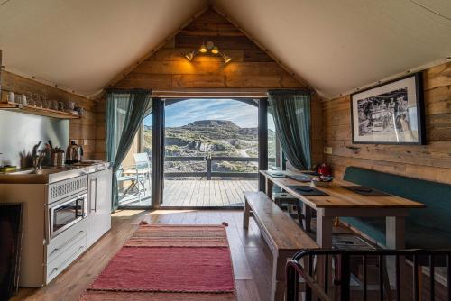 uma cozinha com uma mesa e uma grande janela em Llechwedd Glamping em Blaenau-Ffestiniog