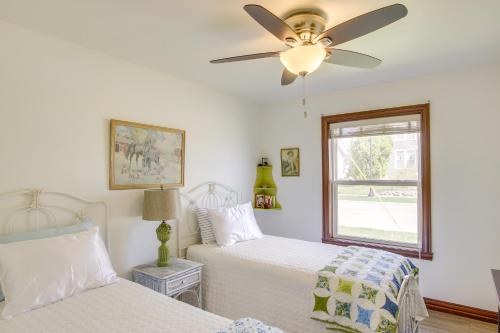 - une chambre avec 2 lits et un ventilateur de plafond dans l'établissement La Petit Maison - Lakefront Oshkosh Home!, à Oshkosh