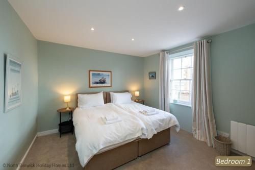Postel nebo postele na pokoji v ubytování Puffling Cottage