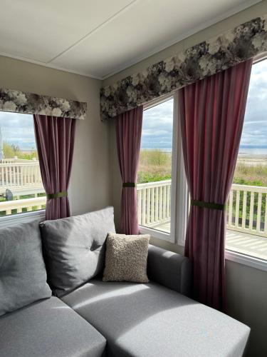 Ruang duduk di Marianne Bay - Southerness Caravan Park with Sea View - Pet Friendly