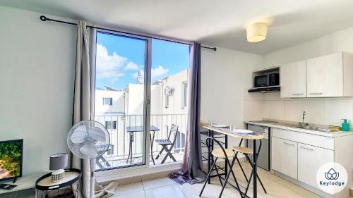 Apartment mit einer Küche und einem großen Fenster in der Unterkunft Anjou 1 - studio de 20 m2 à Saint-Denis in Saint-Denis