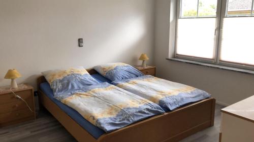 uma cama num quarto com duas almofadas em Marina, Ferienwohnung em Schneverdingen