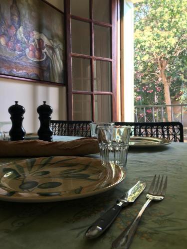 a table with plates and utensils on a table at La Parenthèse in Tautavel