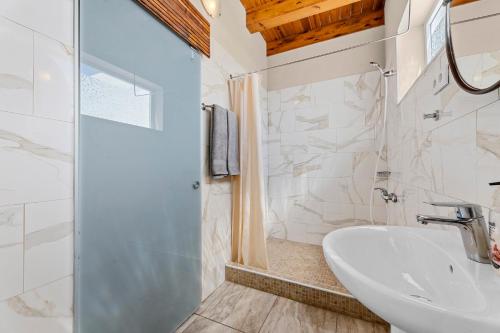 Kúpeľňa v ubytovaní E Ensuite Vacation Apartment LANZAROTE