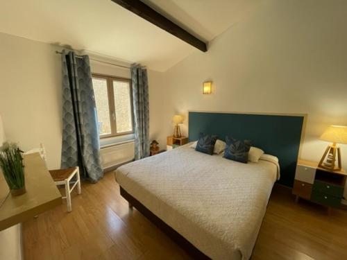 Un dormitorio con una cama grande y una ventana en Jolie petite maison Avignon - Montfavet, en Montfavet