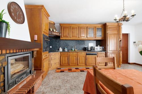 Kuchyň nebo kuchyňský kout v ubytování Apartamento Bali com Piscina
