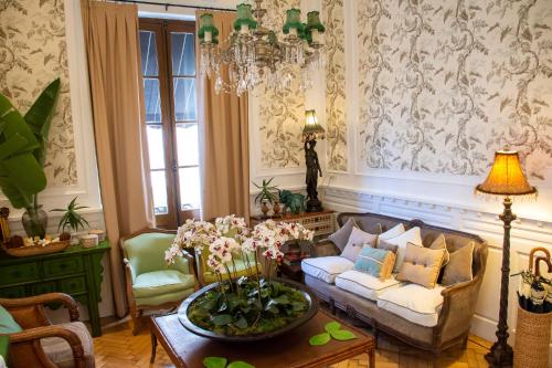 - un salon avec un canapé et une table dans l'établissement Villa Vicuña Hotel Boutique, à Salta