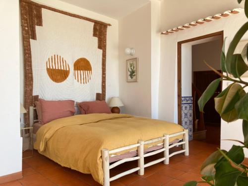 Schlafzimmer mit einem Bett mit einem großen Kopfteil in der Unterkunft Mont Astral in Monchique
