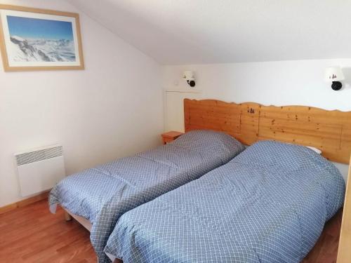 two beds sitting next to each other in a bedroom at Chalet Le Dévoluy, 3 pièces, 6 personnes - FR-1-504-634 in Superdevoluy
