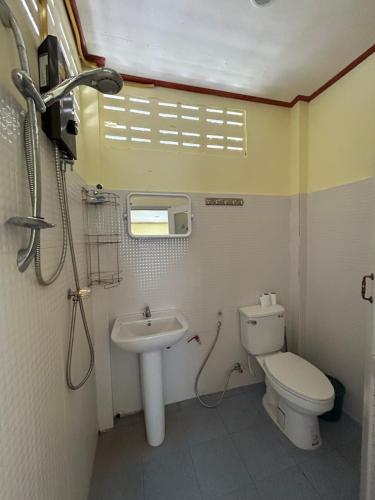 un piccolo bagno con servizi igienici e lavandino di 2 Bed Sunset Seaview Good View House B a Ko Yao Noi