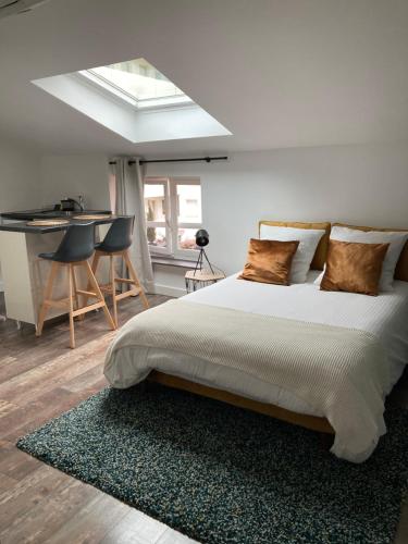 una camera da letto con un letto, una scrivania e una finestra di Studio cocooning et refait à neuf. Lyon 06 a Lione