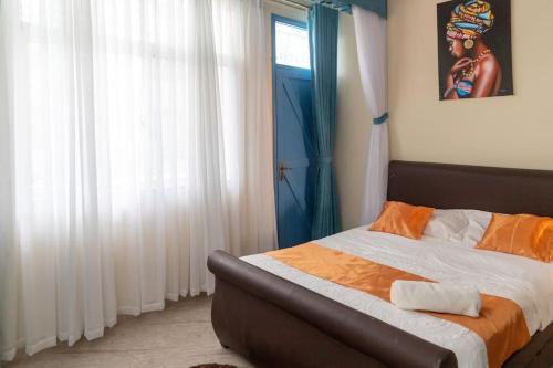 Een bed of bedden in een kamer bij 2 bedroom entire Apt Fully air conditioned-MSA City centre