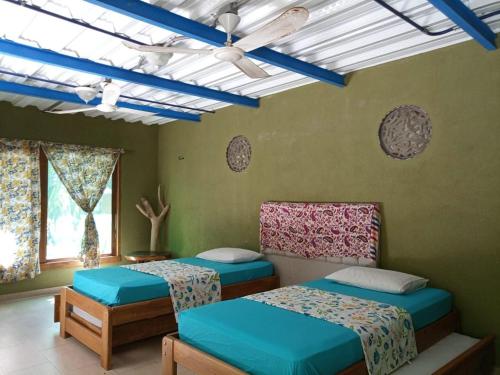 Katil atau katil-katil dalam bilik di Tambo Marina Eco Hostal