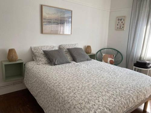 Postel nebo postele na pokoji v ubytování Chez Mathilde-appartement 2-Calais Nord /Citadelle