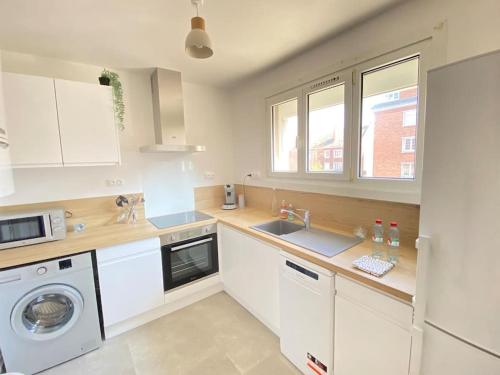 une cuisine avec un évier et un lave-vaisselle dans l'établissement Chez Mathilde-appartement 2-Calais Nord /Citadelle, à Calais