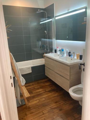 une salle de bain avec un lavabo, des toilettes et une baignoire dans l'établissement Appartement 3 pièces Paris 11e, à Paris