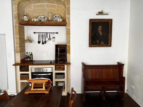 een keuken met een houten tafel en een fornuis bij The Old Priory Beaucaire in Beaucaire