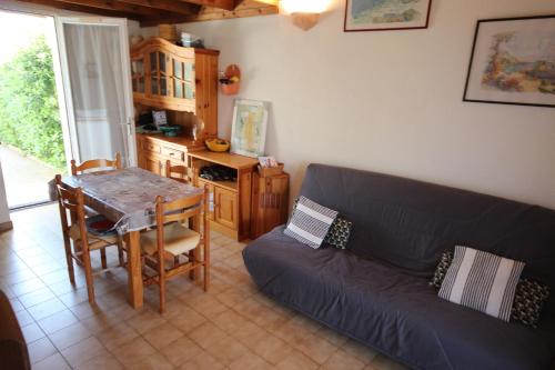 un salon avec un canapé et une table dans l'établissement Maison de vacances avec 2 Terrasses, 6 couchages, 150m de la plage residence LES SENTOLINES sans piscine, PORTIRAGNES LRSEN11, à Portiragnes