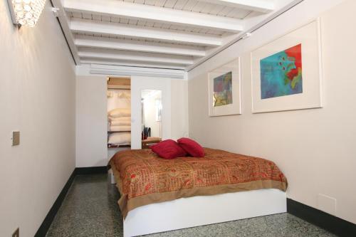 A bed or beds in a room at Giudecca Luxury Gallery