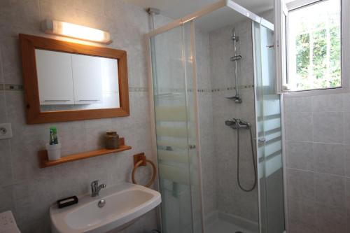 une salle de bain avec une douche, un lavabo et un miroir dans l'établissement Maison de vacances avec 2 Terrasses, 6 couchages, 150m de la plage residence LES SENTOLINES sans piscine, PORTIRAGNES LRSEN11, à Portiragnes