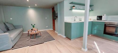 Una cocina o kitchenette en A+ Budapest Downtown Apartments Akácfa