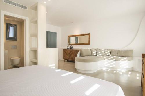 納烏薩的住宿－ABA Ηospitalité Paros- The Luxury Suite, Naousa, Paros，白色的卧室配有白色的床和沙发