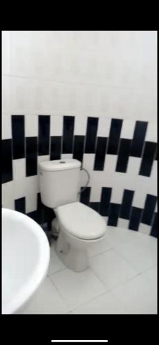 La salle de bains est pourvue de toilettes et d'un lavabo. dans l'établissement مهدية تجزئة العامرية, à Kenitra