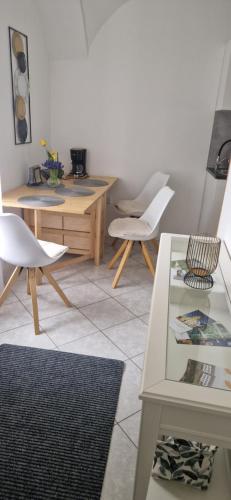 salon z białymi krzesłami i stołem w obiekcie GOLD 3 w mieście Sopron