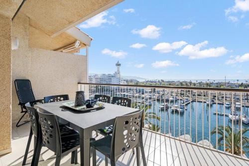 A balcony or terrace at Apartamento Welcs EMP 063 Frente al Canal con Terraza