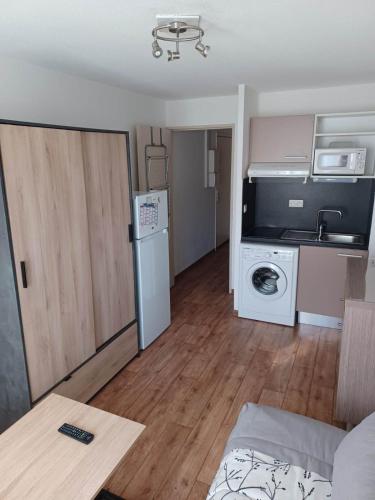 een klein appartement met een keuken en een wasruimte bij Charming studio 2 in Fréjus close to the beaches in Fréjus