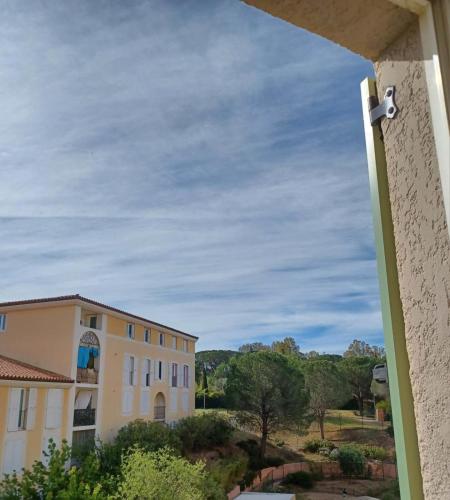 een uitzicht vanaf het balkon van een gebouw bij Charming studio 2 in Fréjus close to the beaches in Fréjus