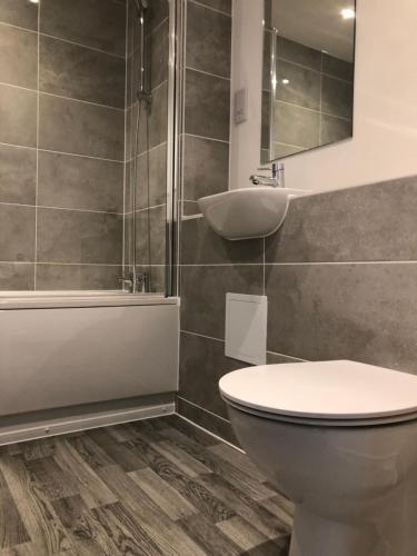 Modern House في مانشستر: حمام مع مرحاض ومغسلة