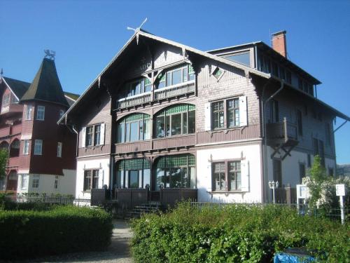 un gran edificio de madera con una cruz en el techo en Villa Strandklause, en Bansin