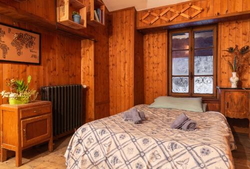 a bedroom with a bed and a window at il fiume di fianco. appartamento alta valsesia in Mollia