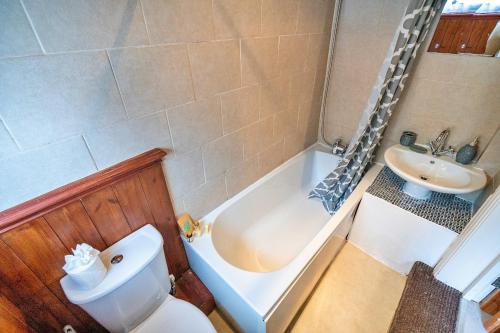 Finest Retreats - Westcote Cottage tesisinde bir banyo