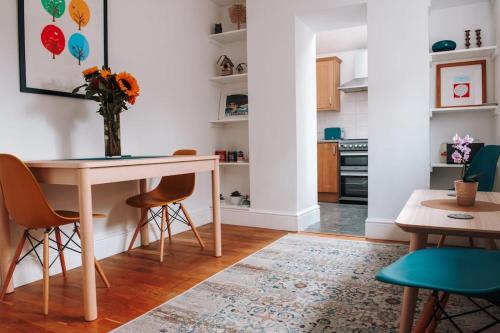a kitchen with a table and chairs in a room at Albion Cottage central Falmouth with parking and 10 minutes to the beach in Falmouth