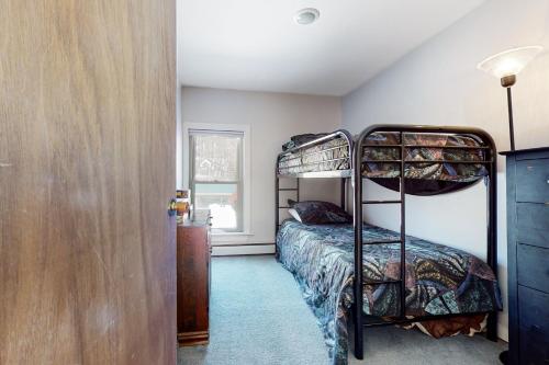 Двухъярусная кровать или двухъярусные кровати в номере Hidden Gem