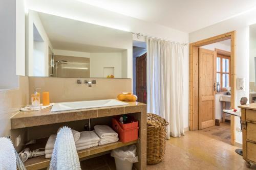 uma casa de banho com um lavatório e um espelho em Ferienappartement 2 - Lockstein em Berchtesgaden