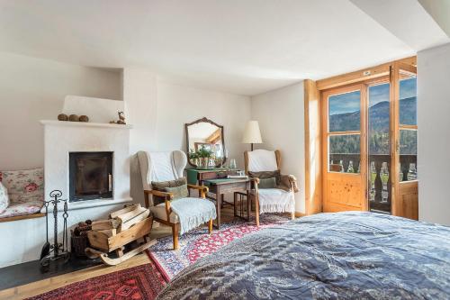 a bedroom with a bed and a fireplace and a desk at Ferienappartement 2 - Lockstein in Berchtesgaden