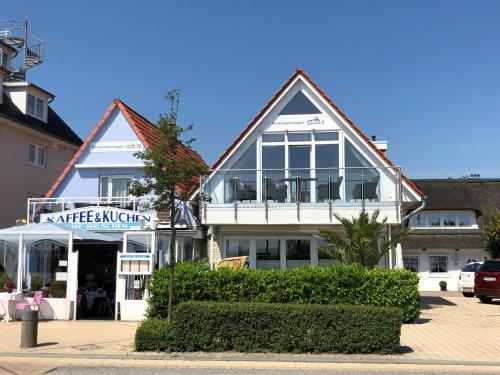 un bâtiment avec un panneau à l'avant dans l'établissement Maris Ferienwohnung Nr 46, à Scharbeutz