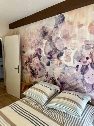 - une chambre avec un lit orné d'un mur fleuri dans l'établissement Résidence Saint Tropez, à Saint-Tropez